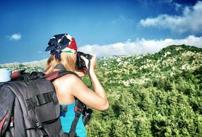 fotógrafo niña en el montañas foto