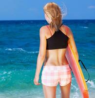 juguetón mujer en el playa foto