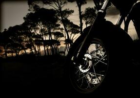 motocicleta rueda en puesta de sol foto