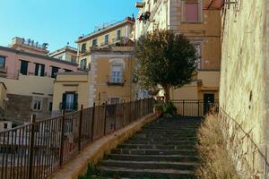 antiguo casas y escalera en Nápoles, Italia foto