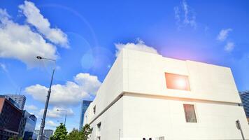 moderno blanco hormigón edificio paredes en contra azul cielo. foto