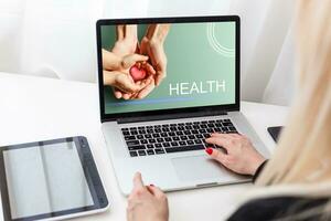 cuidado de la salud en línea consultante concepto, salud por ordenador portátil foto