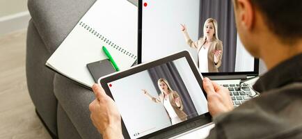 vídeo lecciones en el tableta pantalla, aprendizaje en línea foto