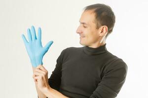 médico mano en estéril guantes aislado en blanco foto