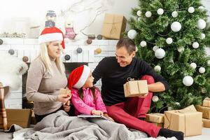 alegre Navidad y contento vacaciones. familia preparación cerca el Navidad árbol a hogar foto