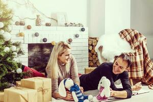 alegre Navidad y contento vacaciones. familia preparación cerca el Navidad árbol a hogar foto