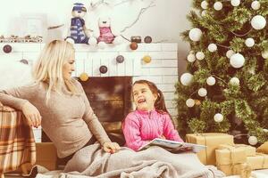 alegre Navidad y contento vacaciones. familia preparación fiesta alimento. madre y hija Cocinando Navidad galletas. foto