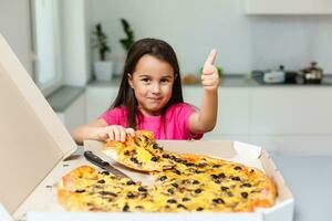 un niña es comiendo Pizza a hogar, sonriente foto