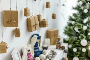 el adviento calendario colgando en el pared. pequeño regalos sorpresas para niños. foto