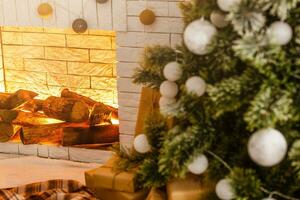 blanco decorativo pelota en el Navidad árbol en Brillantina bokeh antecedentes con borroso nieve. alegre Navidad tarjeta. invierno Navidad tema. contento nuevo año. nevando foto