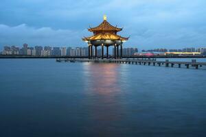 ciudad paisaje alrededor el lago en suzhou, porcelana. foto