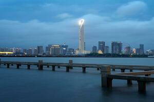 ciudad paisaje alrededor el lago en suzhou, porcelana. foto