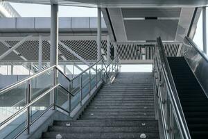 al aire libre ascensores y ciudad edificios, con luz de sol en frente. foto