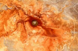 textura de el suelo con sangre color, subterráneo agua. foto