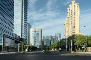 el paisaje en el centrar de ciudad, moderno comercial antecedentes. foto