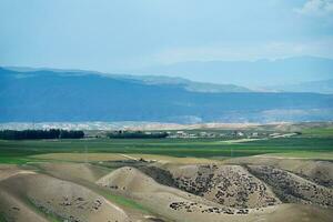 pradera y montañas en un nublado día. foto