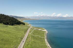 lago y pradera con un soleado día. Disparo en sayram lago en Xinjiang, porcelana. foto