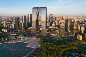 cbd edificios por el lago en suzhou, China en el Mañana. foto