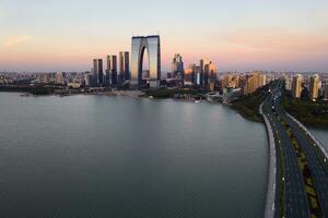 cbd edificios por el lago en suzhou, China en el Mañana. foto