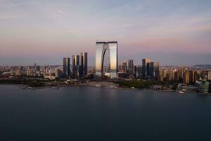 cbd edificios por el lago en suzhou, China en el Mañana. foto