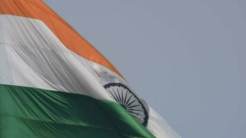 bandera india ondeando alto en connaught place con orgullo en el cielo azul, bandera india ondeando, bandera india el día de la independencia y el día de la república de la india, tiro inclinado, ondeando la bandera india, har ghar tiranga video