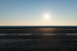 el vacío asfalto la carretera y luz cielo y luz solar. foto