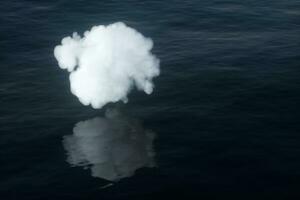 el encantador blanco nube en el océano, 3d representación. foto