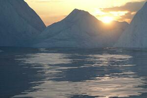Oceano y Brillo Solar viniendo desde el lado de iceberg, 3d representación. foto