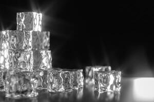 hielo cubitos apilado cada otro con negro fondo, 3d representación. foto