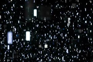 un habitación lleno con oscuro cubitos, iluminado por brillante cubitos, 3d representación foto