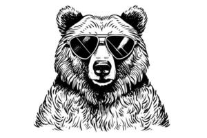 tinta mano dibujo bosquejo oso mascota o logotipo cabeza en gafas de sol vector ilustración en grabado estilo.