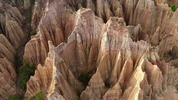 fließend Erosion Landform im Yunnan, China. video