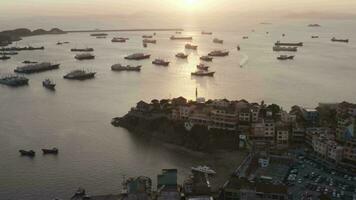 beira-mar porta com residente casas em volta, dentro Taizhou, Zhejiang. video