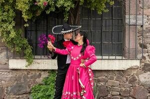 joven Hispano mujer y hombre en independencia día o cinco Delaware mayonesa desfile o cultural festival foto