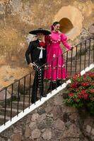 joven Hispano mujer y hombre en independencia día o cinco Delaware mayonesa desfile o cultural festival foto