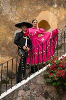 joven Hispano mujer y hombre en independencia día o cinco Delaware mayonesa desfile o cultural festival foto