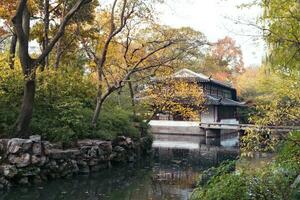 el otoño en el parque de Suzhou jardín en China foto