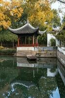 el otoño en el parque de Suzhou jardín en China foto