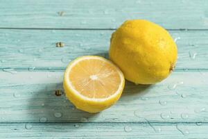 el Fruta limón en el azul mesa, frio ligero antecedentes foto