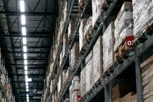 el almacén lleno de bienes, cajas y estantería foto