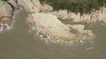 rocío del mar y rocas por el mar, foto en taizhou, zhejiang. video