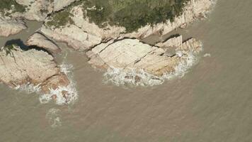 rocío del mar y rocas por el mar, foto en taizhou, zhejiang. video