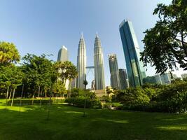 petronas gemelo torres kuala lumpur parque. ver de moderno ciudad foto