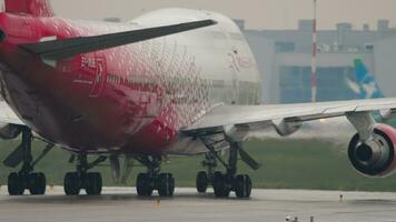 Moscou, russo federação Julho 28, 2021 - passageiro boeing 747, ei xle rossiya taxiando para a pista às sheremetyevo aeroporto, Moscou svo. enorme Duplo área coberta passageiro boeing em a aeródromo, fechar acima video