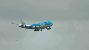 amsterdam, das Niederlande Juli 27, 2017 - - Jet enorm Flugzeug boeing 747 von klm Annäherung Vor Landung beim Schiphol Flughafen. breit Körper doppelt Deck Ladung Flugzeug video