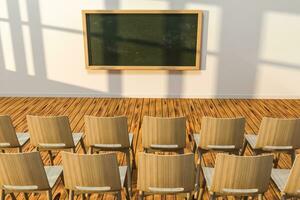 un salón de clases con sillas dentro y un pizarra en el frente de el habitación, 3d representación. foto