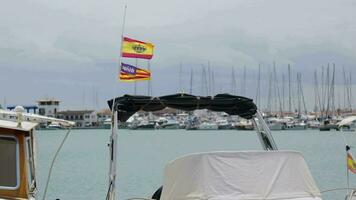 bandeiras em a barco, espanhol e Mallorca video