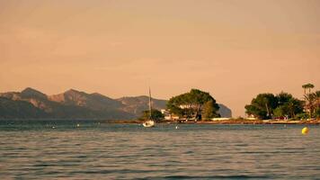 Aussicht von das schön Ufer mit ein geparkt Yacht video