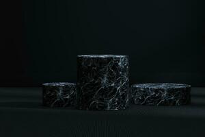 el mármol cilindro plataforma en el oscuro habitación, 3d representación foto