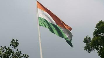 indiase vlag hoog op connaught plaats met trots in blauwe lucht, indiase vlag wapperen, indiase vlag op onafhankelijkheidsdag en republiek dag van india, tilt-up shot, wuivende indische vlag, har ghar tiranga video